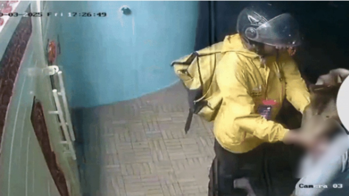 मुंबई : 'तो आला त्यानं पार्सल दिलं अन् माझ्या छातीला हात लावला', ब्लिंक इटच्या डिलिव्हरी बॉयचं वासनांध कृत्य CCTV मध्ये कैद mumbai crime