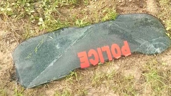 थेट पोलिसांनाच मारहाण, गाड्या पण फोडल्या... प्रचंड मोठा राडा, धुळ्यात असं घडलं तरी काय? a shocking incident place in ajnale village of dhule where local women and men directly assaulted to police