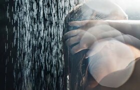 दीराच्या घरी महिला अंघोळीसाठी गेली अन् शेजाऱ्याने पाहिलं... नंतर, घडलं भयानक! दीराच्या घरी अंघोळीसाठी गेली अन् शेजाऱ्याने पाहिलं...