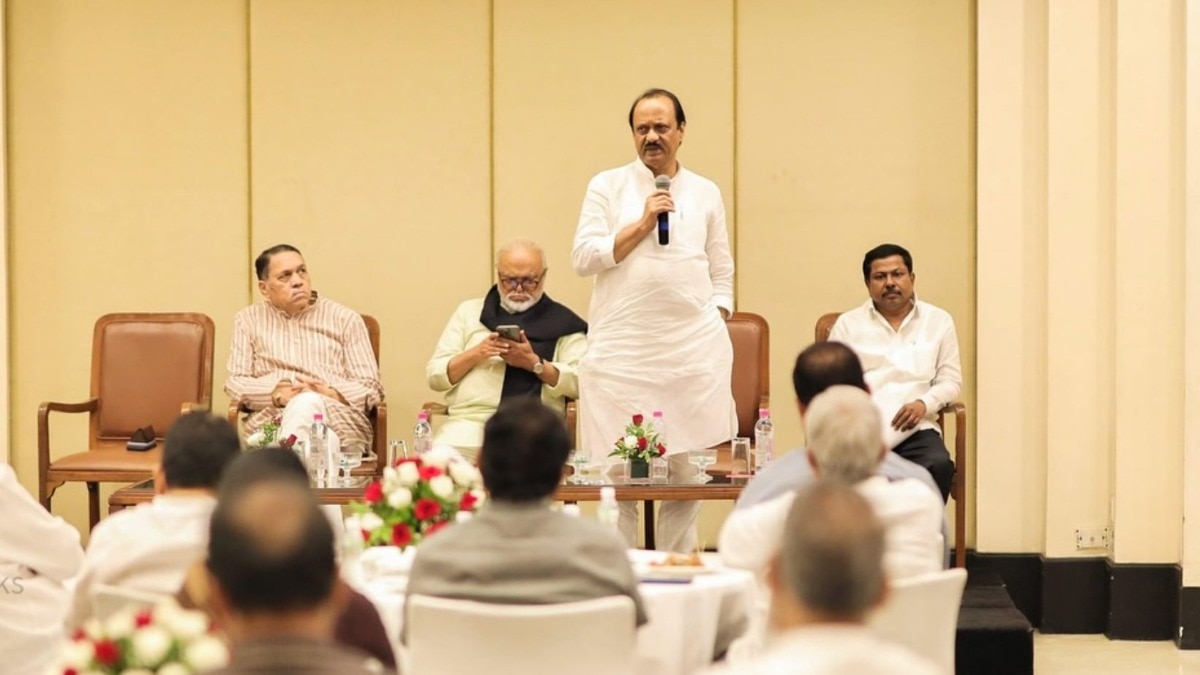 'काही नेते विशिष्ट जातीबाबत..', अजितदादांनी भुजबळांसमोर व्यक्त केली नाराजी, जीआरबाबत पक्षाची भूमिकाच सांगितली 