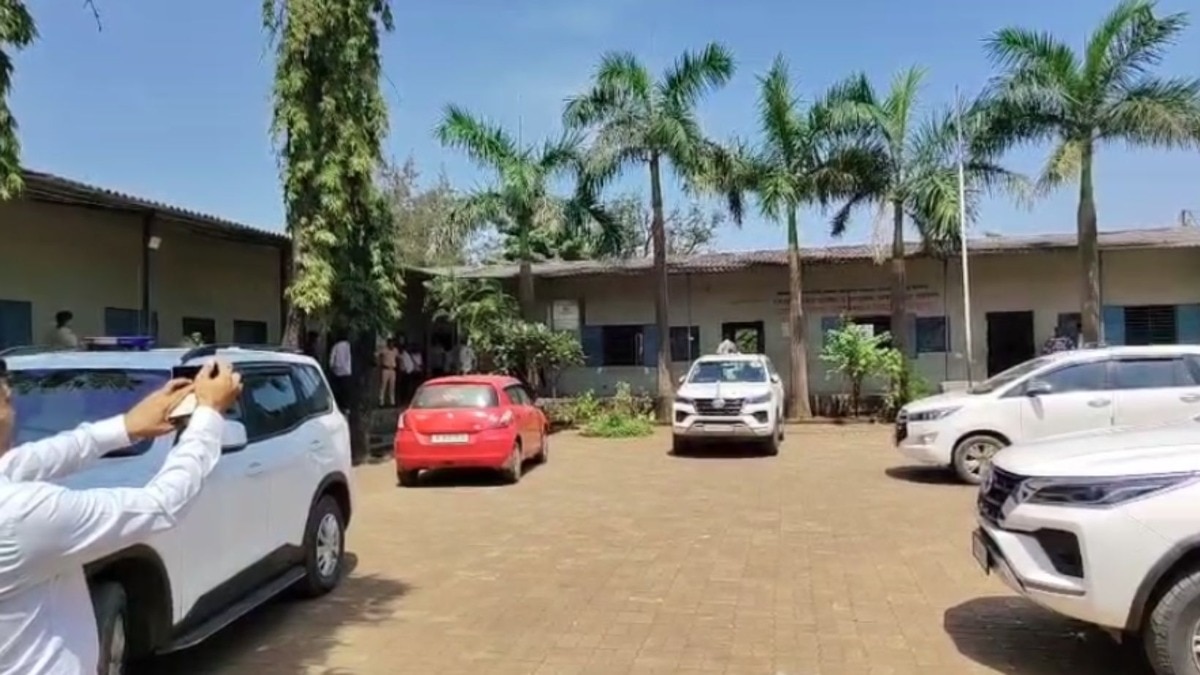 पालघर हादरलं! आश्रम शाळेतील 2 विद्यार्थ्यांची कपडे सुकवण्याच्या दोरीने गळफास घेऊन आत्महत्या Mumbai Tak