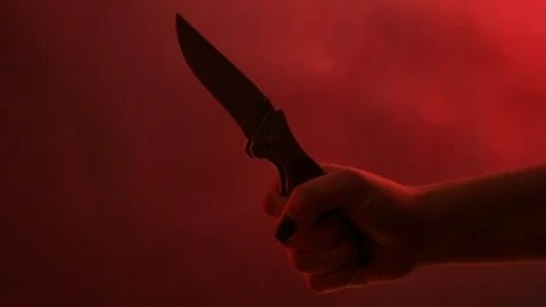 तरुणीचा चेहरा विद्रुप होईपर्यंत चाकूने सपासप वार, घटनेनं परिसर हादरून गेला, ओळखीच्याच व्यक्तीने 'त्या' रात्री काढला काटा crime news