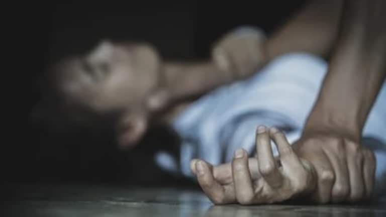 गावी सोडतो असं सांगत तिघांनी 50 वर्षीय विधवा महिलेला नेलं निर्जनस्थळी, आळीपाळीने नको तेच... नंतर पोटात होऊ लागल्या वेदना sexually assault