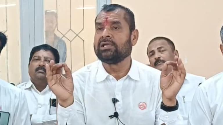 सांगली: बँकेच्या भरती प्रक्रियेला स्थगिती; सदाभाऊ खोत, गोपीचंद पडळकरांनी नेमकं केलं तरी काय? sangli district bank recruitment process suspended new recruitment process will be conducted due to follow up of bjp mlc sadabhau khot and mla gopichand padalkar