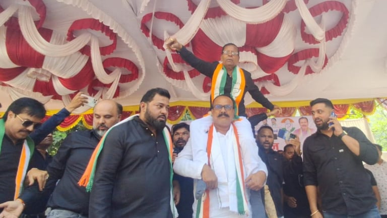 भाजप पदाधिकाऱ्यांनी साडी नेसवली, त्याच मामा पगारेंना हर्षवर्धन सपकाळ यांनी खांद्यावर घेतलं, डोंबिवलीत मोठं आंदोलन Mumbai Tak