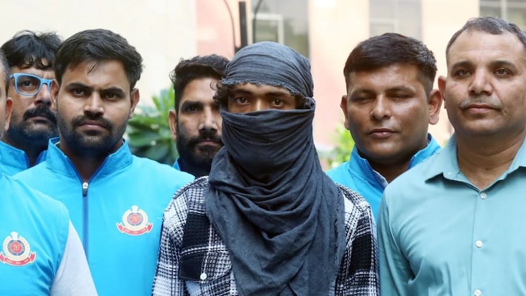 गर्लफ्रेंडच्या मोबाईलमध्ये दुसऱ्या मुलासोबत फोटो दिसला, सनकी बॉयफ्रेंडने क्रूरतेचा कळस गाठला, अन्.... Mumbai Tak