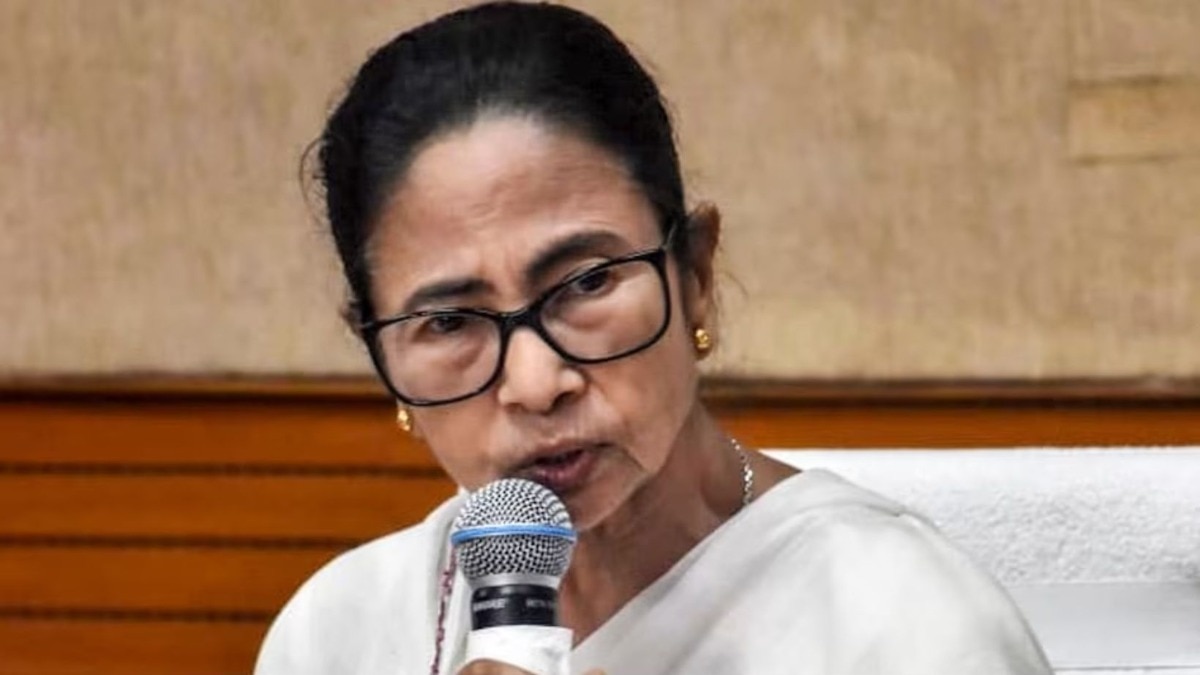 'विद्यार्थिनी रात्री 12.30 वाजता कॅम्पसच्या बाहेर कशी गेली?..' अत्याचार प्रकरणात ममता बॅनर्जींचा कॉलेज प्रशासनाला सवाल
