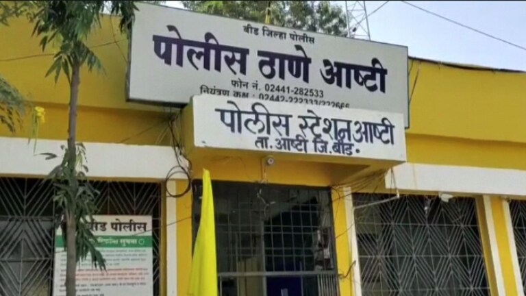 बीड : शेतीच्या बांधावरुन वाद, तीन पुतणे अन् सुना एकत्र आल्या, चुलत्याला कोयत्याने वार करुन संपवलं Mumbai Tak