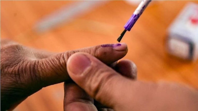 नागपूर: जिल्हा परिषद निवडणुकीसाठी आरक्षण जाहीर, पाहा तुमच्या मतदारसंघात कोण राहू शकतं उभं! Mumbai Tak