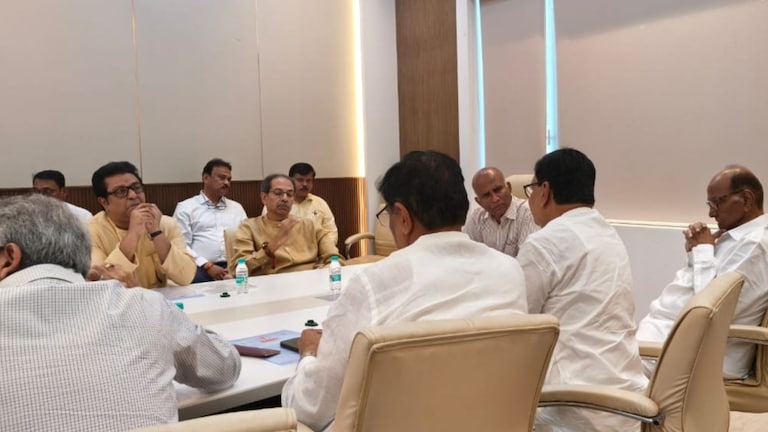 मतदार याद्यांमध्ये एवढे घोळ असताना निवडणुका कशा घेता? राज ठाकरेंचे निवडणूक आयोगाला 8 मोठे सवाल Mumbai Tak