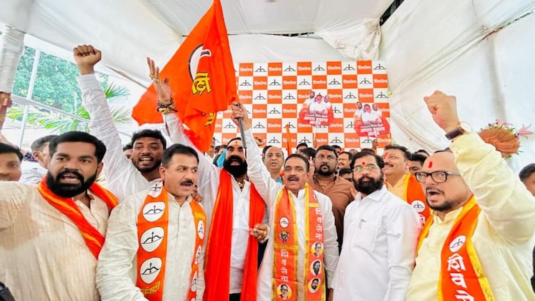 काँग्रेसने तीन वेळेस आमदारकी दिली, 40 वर्ष एकनिष्ठ पण आता वयाच्या 68 व्या वर्षी शिंदेंच्या शिवसेनेत प्रवेश Mumbai Tak
