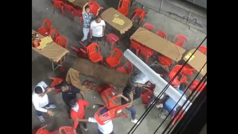 Viral News: पुण्याची वाट लागली... नदीपात्रातील हाणामारीचा 'हा' Video आणेल तुमच्याही अंगावर काटा pune deccan chowpatty area has gone viral on social media showing a hotel owner being brutally assaulted by a group of men with chairs