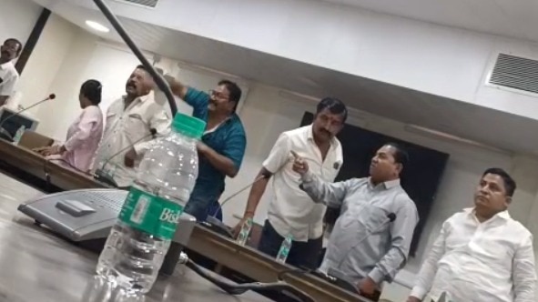gunaratna sadavarte and shiv sena workers tore each others clothes terrible fight what happened at st bank meeting
