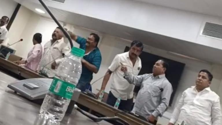 गुणरत्न सदावर्ते, शिवसेनेच्या कार्यकर्त्यांनी फाडले एकमेकांचे कपडे.. भंयकर हाणामारी, ST बँकेच्या बैठकीत काय घडलं? gunaratna sadavarte and shiv sena workers tore each others clothes terrible fight what happened at st bank meeting