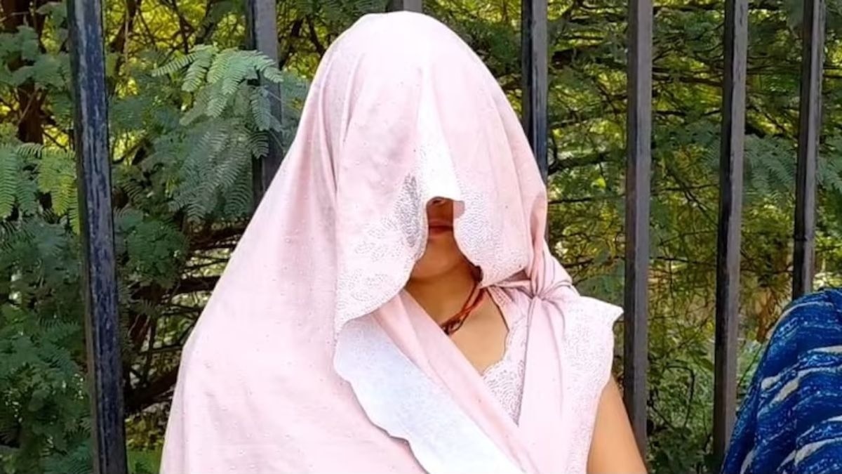 "शेजाऱ्याकडे माझे अश्लील फोटो अन् तब्बल दीड वर्षे..." हॉटेलमध्ये पकडल्या गेलेल्या महिलेचा धक्कादायक खुलासा! 
