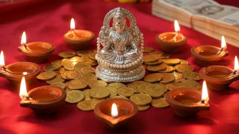 Diwali 2025: दिवाळीच्या रात्री करा हे 'एक' काम, घरात पूर्ण वर्षभर येईल पैसा!