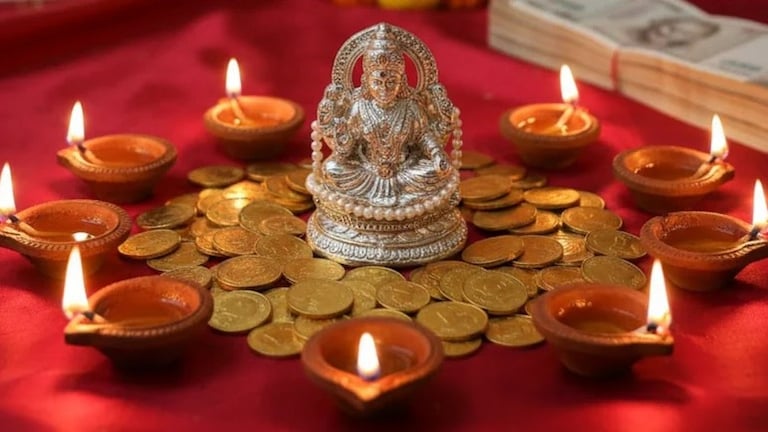 Diwali 2025: दिवाळीच्या रात्री करा हे 'एक' काम, घरात पूर्ण वर्षभर येईल पैसा! diwali 2025 do this one thing on diwali night and your home will remain free from financial troubles throughout year