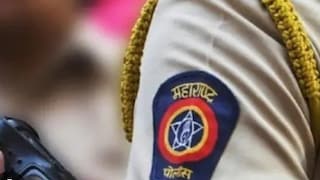 पुणे तिथे काय उणे! पोलिसांनी ट्रक थांबवला, अचानक ड्रायव्हरचा पाराच चढला, भररस्त्यातच पोलिसाला जबर मारहाण  Mumbai Tak