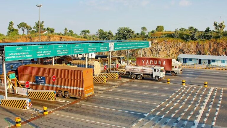 कंपनीकडून दिवाळीसाठी केवळ 1,100 रुपये बोनस! संतप्त कर्मचाऱ्यांनी टोल उघडला अन् 10 हजार गाड्या फ्री मध्येच... संतप्त कर्मचाऱ्यांनी टोल उघडला अन्...