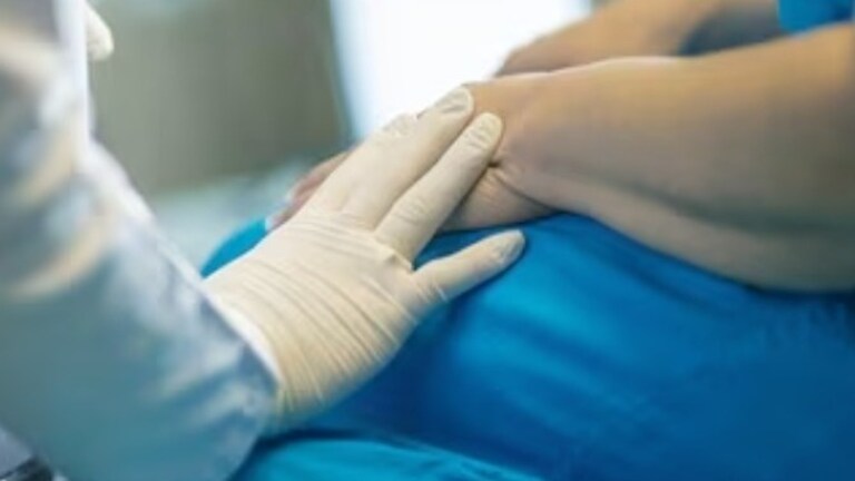 उपचारासाठी तरुणीला क्लिनिकमध्ये बोलावलं, तिला कपडे काढायला सांगितले, जबरदस्ती चुंबन करत नको तिथेच... doctor sexually assaults girl