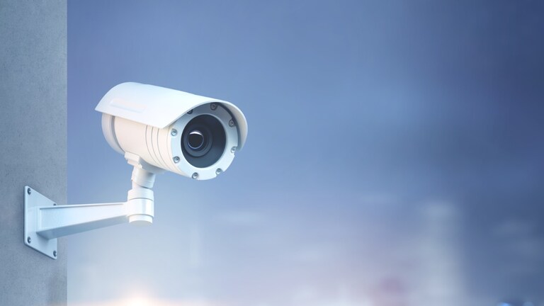 दीड महिन्यांपासून पत्नीचा पतीसोबत वाद, समजूत काढण्यासाठी तो आला घरी, स्वत:वर डिझेल ओतत घेतलं पेटवून Viral News