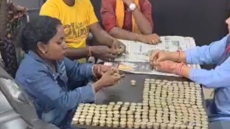 बाप तो बाप रहेगा! शेतकरी बापाने लेकीसाठी 40 हजारांची नाणी बचत करत विकत घेतली स्कूटी, व्हिडिओ होतोय तुफान व्हायरल Viral Video Scooty