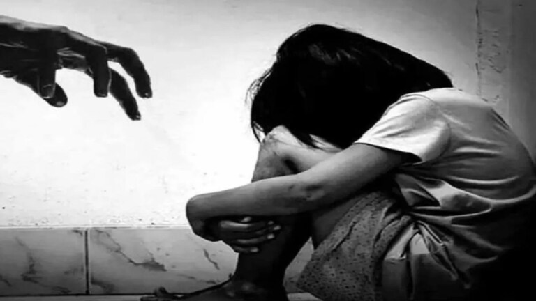 बायको सोडून गेली, रिक्षा चालक बापाकडून 14 वर्षीय मुलीवर वारंवार बलात्कार; पोटदुखीमुळे उघडकीस आला प्रकार Crime News