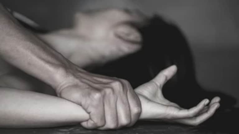 चला पुण्याला म्हणत पहाटे साडे तीन वाजता लिफ्ट दिली, रस्त्यात गाडी थांबवून महिलेला झाडीत नेलं, नको तेच... लाज आणणारी घटना sexually assaulted