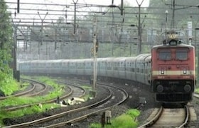 हेडफोन लावून दोघांच्या डोक्यात सुरु होतं रीलचं खूळ, अहमदाबाद एक्सप्रेसने दिली धडक, दोघांचाही मृत्यू... जळगावात हळहळ Jalgaon news two youths die after ahmedabad express hits them while making a reel