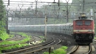 हेडफोन लावून दोघांच्या डोक्यात सुरु होतं रीलचं खूळ, अहमदाबाद एक्सप्रेसने दिली धडक, दोघांचाही मृत्यू... जळगावात हळहळ Mumbai Tak
