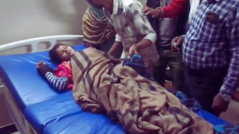 पत्नीचा शारीरिक संबंध प्रस्थापित करण्याला विरोध! संपातलेल्या पतीने थेट घराच्या छतावरून खाली फेकलं अन्... पतीने थेट घराच्या छतावरून खाली फेकलं अन्...