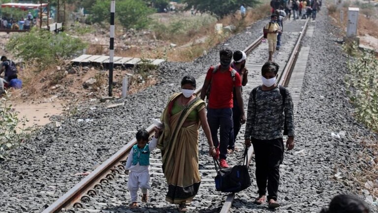 मुंबईची खबर: प्रवाशांच्या सुरक्षिततेसाठी मुंबई रेल विकास महामंडळाचं मोठं पाऊल! आता ट्रेस्पासिंगमुळे जीव गमवावा लागणार नाही... आता ट्रेस्पासिंगमुळे जीव गमवावा लागणार नाही...