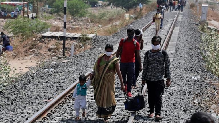 मुंबईची खबर: प्रवाशांच्या सुरक्षिततेसाठी मुंबई रेल विकास महामंडळाचं मोठं पाऊल! आता ट्रेस्पासिंगमुळे जीव गमवावा लागणार नाही... आता ट्रेस्पासिंगमुळे जीव गमवावा लागणार नाही...