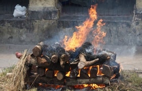 आईच्या अंत्यदर्शनासाठी बंगळुरुहून निघाला, पण सांगलीला येत असताना तरुणाला मृत्यूने कवटाळले  Sangli News