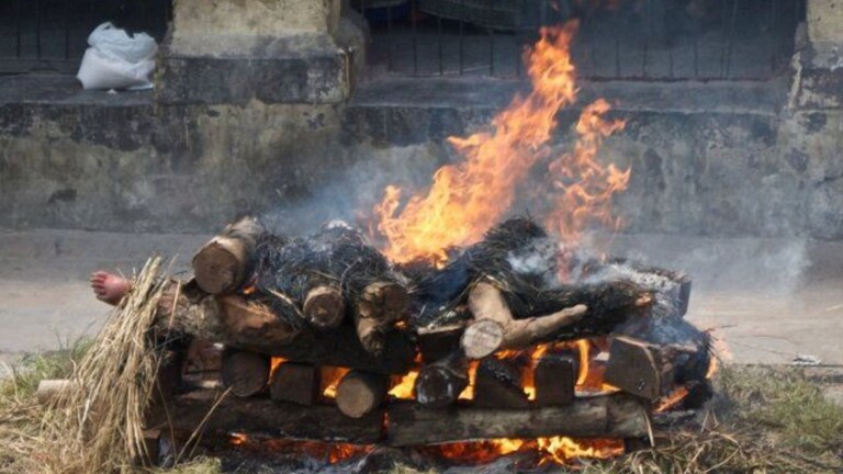 आईच्या अंत्यदर्शनासाठी बंगळुरुहून निघाला, पण सांगलीला येत असताना तरुणाला मृत्यूने कवटाळले Sangli News
