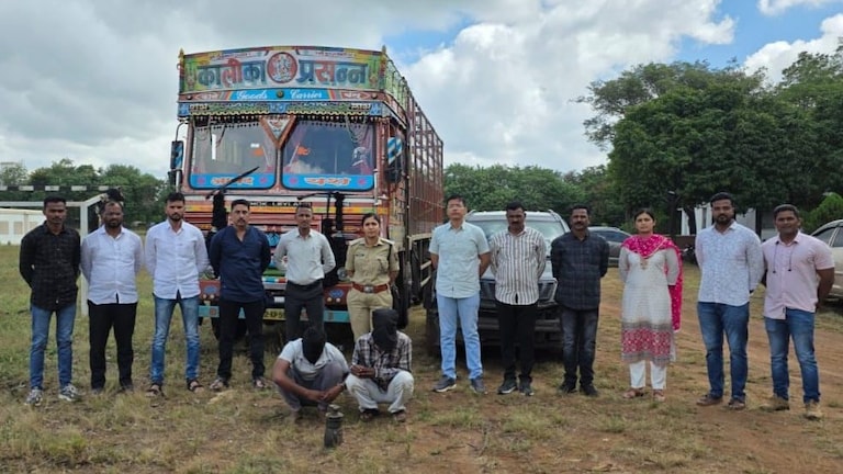 धाराशिव-जळगाव महामार्गावर गाड्या बंद पाडून लुटणारी टोळी अखेर गजाआड, पोलिसांनी 'असा' रचला सापळा Dharashiv Crime