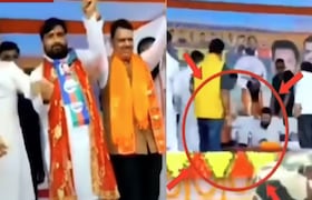 मुख्यमंत्री देवेंद्र फडणवीस स्टेजवर बसले पण खुर्ची मोडली, बिहारमध्ये प्रचारादरम्यान काय घडलं?  Chief Minister Devendra Fadnavis and Chirag Paswan sat on the stage but the chair broke