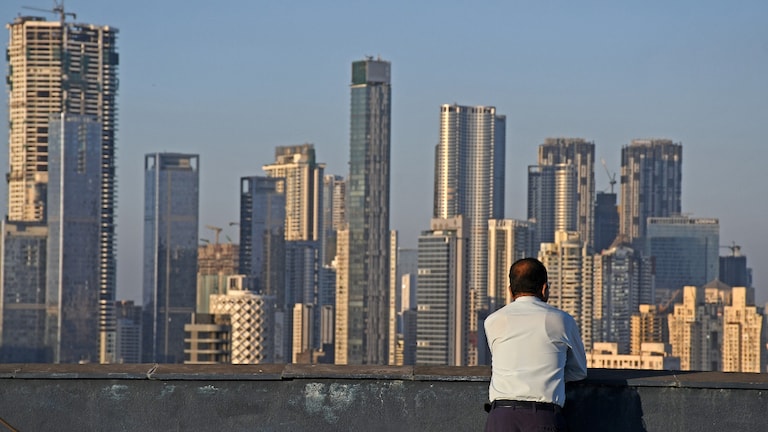 Personal Finance: अपूर्ण इमारत की सुवर्णसंधी? बांधकाम सुरू असलेल्या बिल्डिंगमध्ये फ्लॅट घेण्याचे फायदे आणि तोटे Mumbai Tak