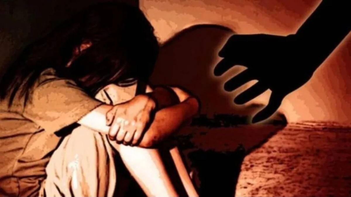 रस्त्याच्या कडेला पीडिता बेशुद्ध अवस्थेत अन्...