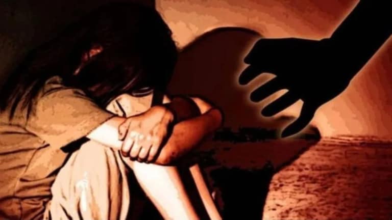 शाळेतून घरी परतत असताना अल्पवयीन तरुणीवर सामूहिक बलात्कार! रस्त्याच्या कडेला पीडिता बेशुद्ध अवस्थेत अन्... रस्त्याच्या कडेला पीडिता बेशुद्ध अवस्थेत अन्...