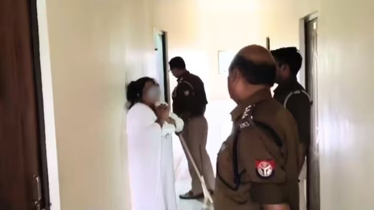 हॉटेलमध्ये सुरू होता तरूण-तरूणींचा वासनेचा खेळ, कंडोमची पाकिटं आणि व्हायग्रा.. रुममधील दृश्य पाहून पोलीस चक्रावले! crime news police raid hotel seize condoms and viagra pills