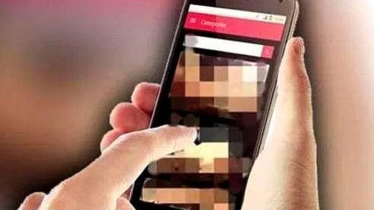 काही दिवसांनंतर बरेच अश्लील कॉल्स अन् मॅसेजेस...