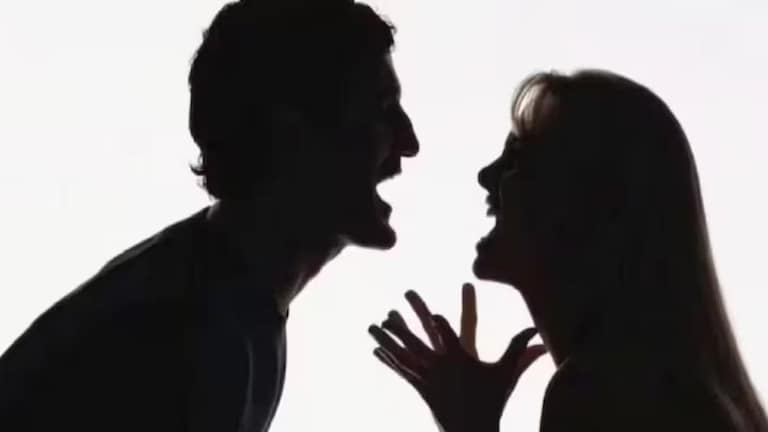 ट्रेनमध्ये 'त्या' कारणावरून पती आणि पत्नीमध्ये मोठं भांडण! थेट चाकूने हल्ला करून निर्घृण हत्या... थेट चाकूने हल्ला करून निर्घृण हत्या...