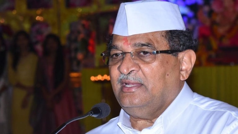 कृतघ्नपणाचा कळस, कर्जबाजारी झालेल्या शेतकऱ्याला धीर द्यायचं सोडा, राधाकृष्ण विखे पाटलांनी बळीराजाची मापं काढली Radhakrishna Vikhe Patil on Farmers Loan Waiver