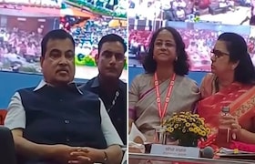 नितीन गडकरींसमोर खुर्ची मिळवण्यासाठी महिलेला चिमटे काढणाऱ्या 'त्या' महिला पोस्ट मास्तर जनरलचं निलबंन Nagpur News