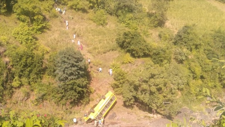 नंदुरबारमध्ये मोठी दुर्घटना, विद्यार्थ्यांना घेऊन जाणारी बस दरीत कोसळली, दृश्य पाहून अंगावर काटा Nandurbar Accident
