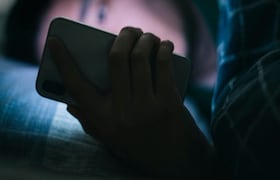 महिलेने संपूर्ण कपडे काढून केला 72 वर्षीय पुरुषाला Video कॉल, अन् नंतर... crime news