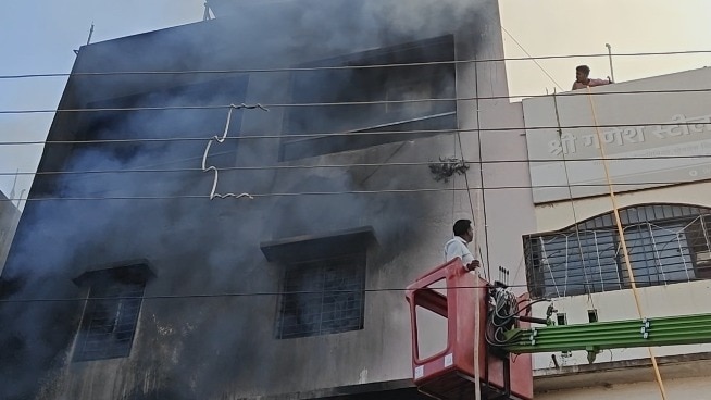 सांगलीत अग्नीतांडव! विटा शहरात तीन मजली इमारतीला आगडोंब, एकाच कुटुंबातील चौघांचा होरपळून अंत
