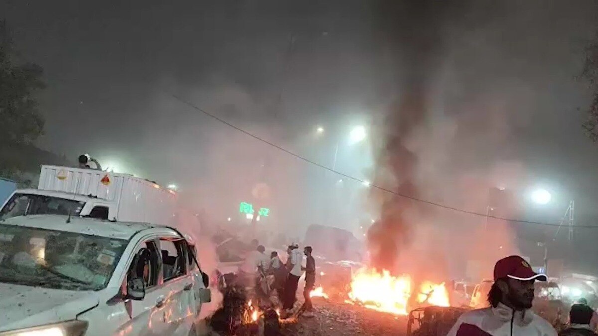 horrific videos have surfaced of explosion near red fort in national capital delhi flames and smoke spread far and wide