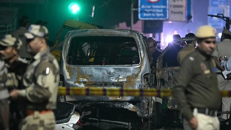 दिल्लीतील स्फोट दहशतवादी हल्ला? कारच्या उडाल्या ठिकऱ्या, 5 महत्त्वाच्या अपडेट्स समोर Delhi Blast Update